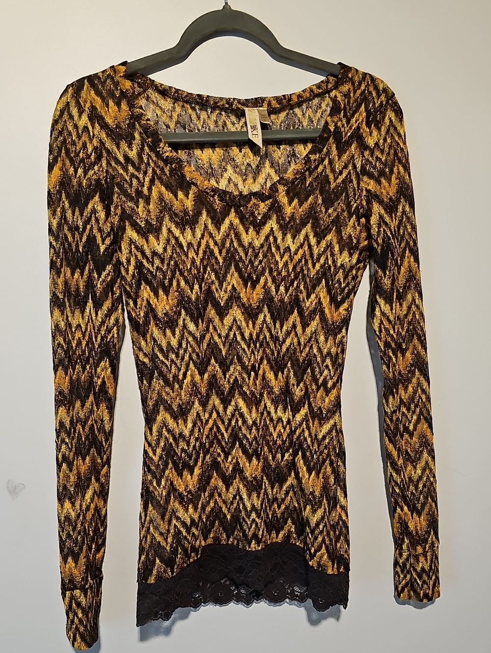 Bkei Smith Black & Gold Zigzag Long Sleeve Scoop Neck Top